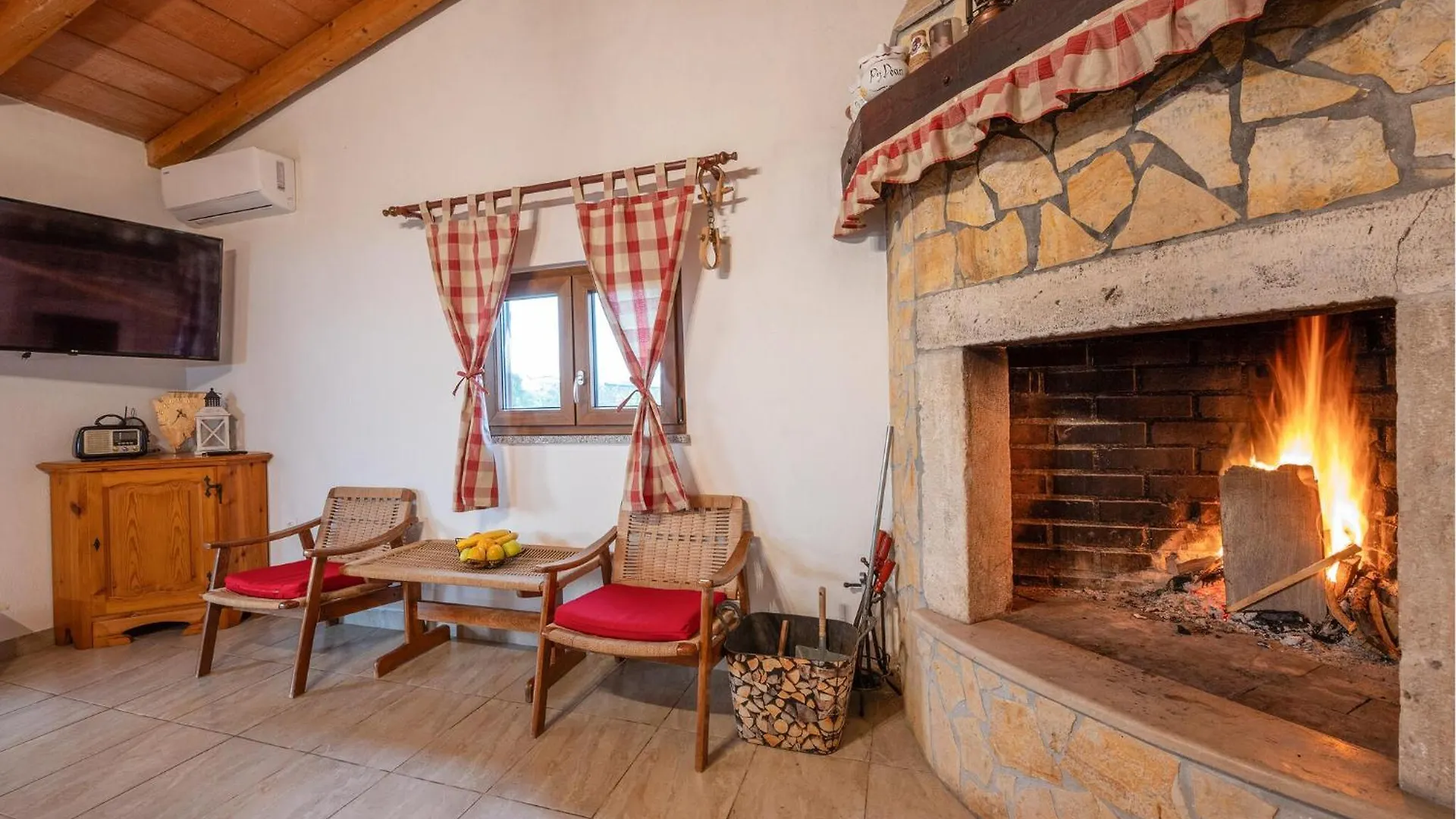 2 Bedroom Nice Home In Jadreski